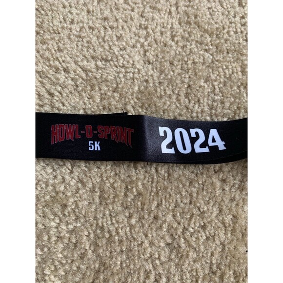 Seaworld Orlando Howl sprint 2024 medal scream 5k - Picture 4 of 5